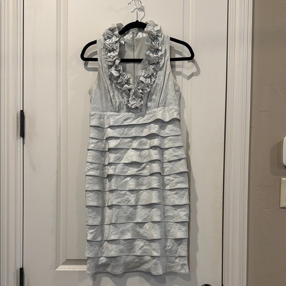 London times Elegant silver metallic Sleeveless ruffled dress - size 6P